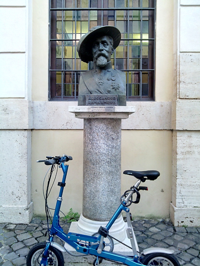 la mia bici elettrica pieghevole sotto il monumento al Generale Lamarmora, fondatore dei Bersaglieri!